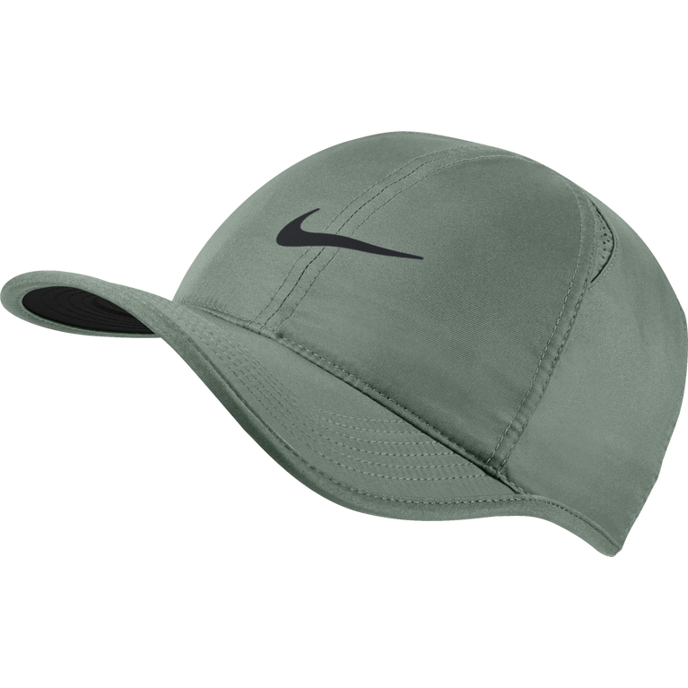 zij is band Verwisselbaar NikeCourt AeroBill Featherlight Tennis Cap | PGA TOUR Superstore